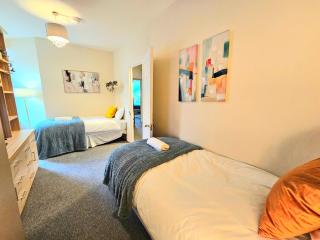 Spacious Home with 5 beds next to Bayswater Station, Queensway Station & Hyde Park - 2 Elevators in the Building - 7