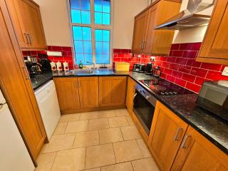 Spacious Home with 5 beds next to Bayswater Station, Queensway Station & Hyde Park - 2 Elevators in the Building - 6