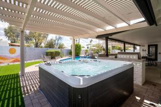 Massive Backyard - Pool, Hot Tub, Putting Green, & Fire Pit - 8