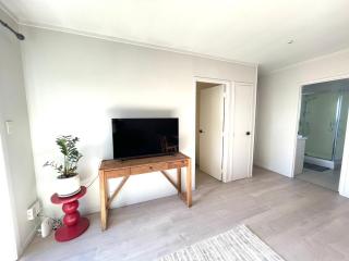 Sunny Tidy Corner in Ellerslie - 4