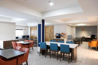 Holiday Inn Express Hotel & Suites Wichita Airport by IHG - 2
