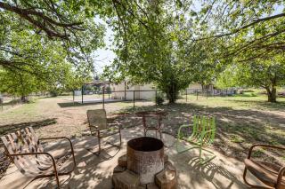 Walk to Historic Square Jacksboro Home with Yard - 7
