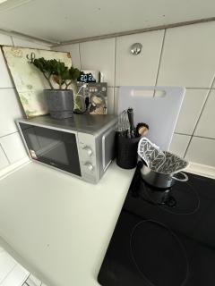 1 Zi Ferien Wohnung Kiel Mitte an der Universität zu Kiel-City, Alsenstrasse 17, kuschelig möbliert, auch als Schadenwohnung, eigener Parkplatz, 45 qm, große Wohnküche, , Wlan incl, je 3 Min zur Universitätsklinik zu Kiel, Ostsee, Seebäder, - 2
