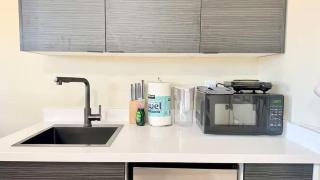 Remodeled Bungalow Suite with Parking, Steps from SJSU - 2