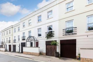 Central 2-Bed Modern Home with Garage - 9