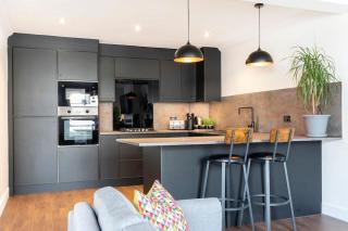 Central 2-Bed Modern Home with Garage - 8