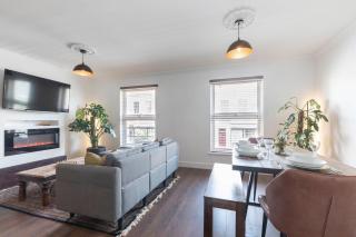 Central 2-Bed Modern Home with Garage - 2