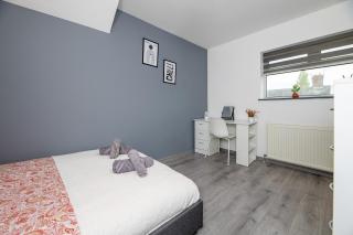 Spacious 4 Bed Home I Free Parking in Sheffield - 1