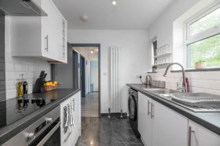 Spacious 4 Bed Home I Free Parking in Sheffield - 2