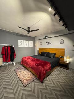 Secret Suites - Love Making Red Room with Jacuzzi - 9