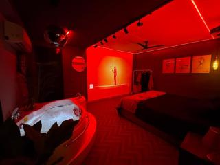 Secret Suites - Love Making Red Room with Jacuzzi - 8