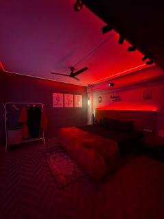 Secret Suites - Love Making Red Room with Jacuzzi - 6