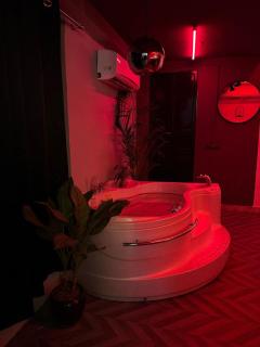 Secret Suites - Love Making Red Room with Jacuzzi - 1