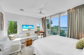Miami Stunning Waterfront Villa Escape - 2