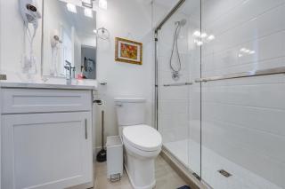 Cool & Private 3BR 3BA Near Airport Strong AC - 5