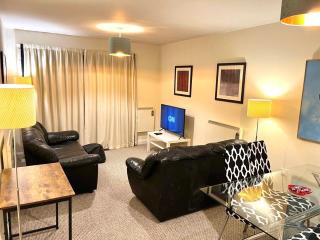 CityView Luxury Suite- Free Parking- Sleeps 4-Free WiFi - 9