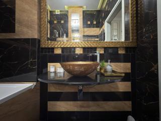 Discover Krakow Apartments - 8 Rakowicka St - Stylish Balcony Apartment with Netflix - 2