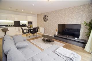 2BR Apartment with Balcony near O2 Arena London - 0
