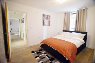 2BR Apartment with Balcony near O2 Arena London - 7