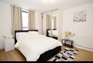 2BR Apartment with Balcony near O2 Arena London - 5
