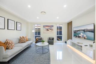 6BR House & Gym Walk to Moorebank Train Station - 9