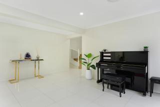 6BR House & Gym Walk to Moorebank Train Station - 7