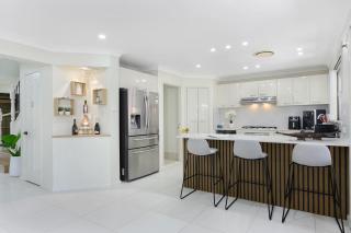 6BR House & Gym Walk to Moorebank Train Station - 2