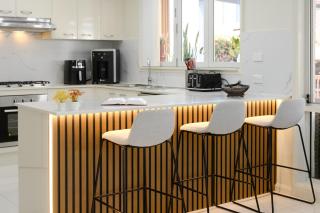 6BR House & Gym Walk to Moorebank Train Station - 1