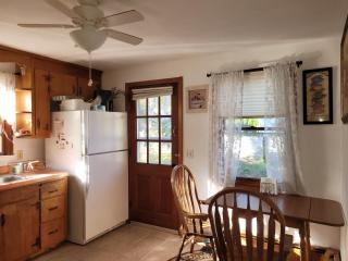East Granby with AC and WiFi 3 minute to Bradley - 2