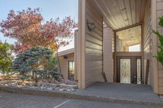 Expansive Ocean-View Retreat with Home Theatre & Spa - 4