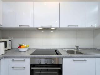 One Bedroom Apartment with Terrace and Sea View 4 - 5