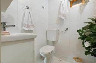 Three Bedroom Holiday Home with Pool - 4