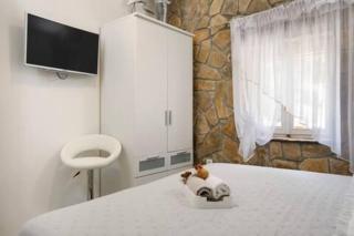 Three Bedroom Holiday Home with Pool - 0