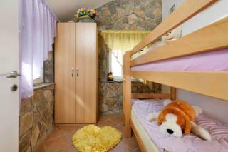 Three Bedroom Holiday Home with Pool - 8