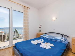 Two Bedroom Holiday Home with Sea View - 8