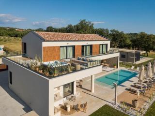 Luxury Villa with heated infinity pool and sauna - 1
