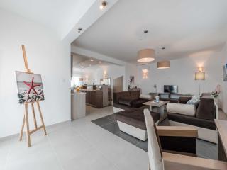 Luxury Escape with Swimming Pool & Modern Design - Four Bedroom Villa with Private Pool Villa 1 - 2