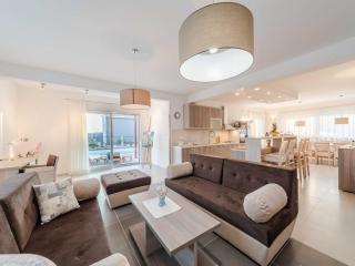 Deluxe Four Bedroom Villa with Sea View and Private Pool Villa 5 - 7