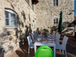 Hilltop apartment with swimming pool - 1