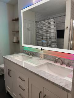 Hidden Gem Hot tub pool table - EV charger Sleep number Bed - 6