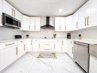 Relax & Play Pool, Games & Prime Location - 7