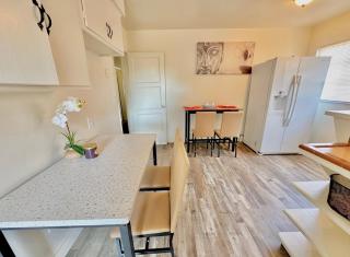 Bright & Cozy Modern Space Near Downtown - 8