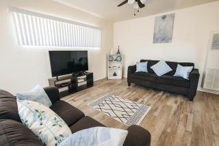 Bright & Cozy Modern Space Near Downtown - 3