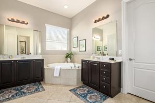 Luxurious villa with pool and spa - 5