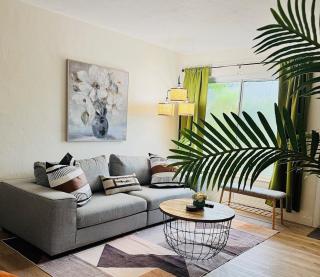 Urban Oasis Modern Comfort in Prime Location - 0