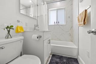 Urban Oasis Modern Comfort in Prime Location - 9