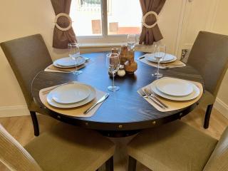 Urban Oasis Modern Comfort in Prime Location - 8