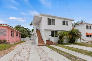 Urban Oasis Modern Comfort in Prime Location - 3