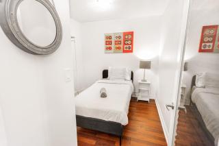 Luxe 3BR 2 Bath Condo Steps from Square one Mall - 6