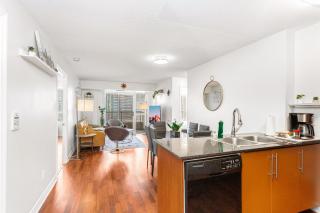Luxe 3BR 2 Bath Condo Steps from Square one Mall - 3